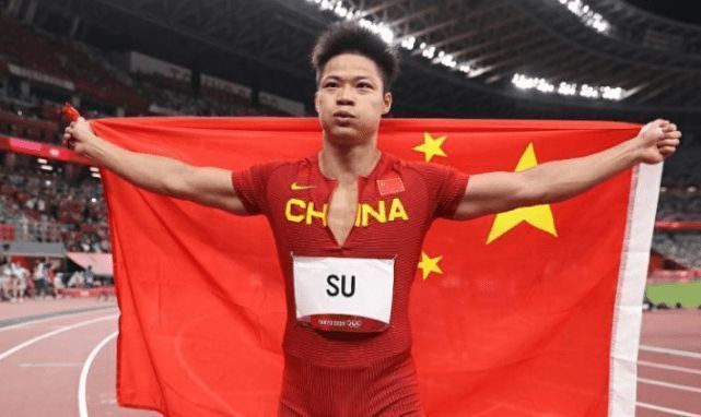 这话一出，身边一众保镖护院，甚至何家来的何英全以及其他何家人，也都做好了出手的准备。
